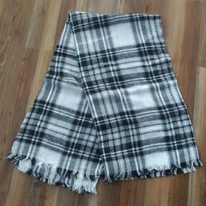NWT BLACK/GRAY/WHITE CHECKERED COZY BLANKET SCARF. WEAR IT MULTIPLE WAYS 53"x53